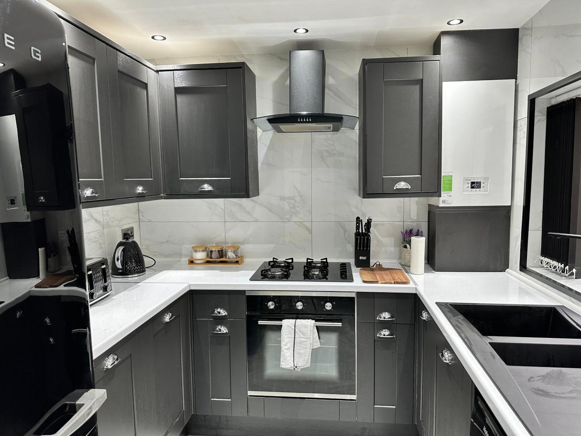 4 Bed 4 Bath House With Free Parking, 5 Mins To Lfc And 15 Mins To City Centre Liverpool Esterno foto